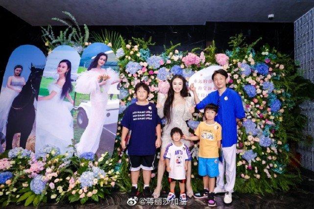 孩子吃长寿面的美好瞬间，朋友圈分享指南