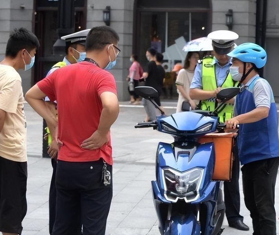外卖小哥晚上送餐遇到女人，一份深夜的温暖与奇遇