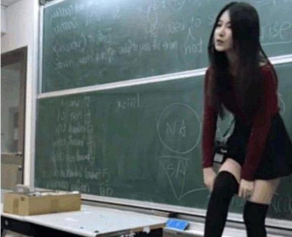 课堂中的错位焦点，男孩上课玩手机，意外屏幕映现老师脸