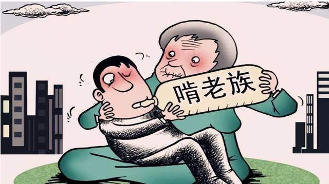 儿子离世，年近80爸爸给儿擦车