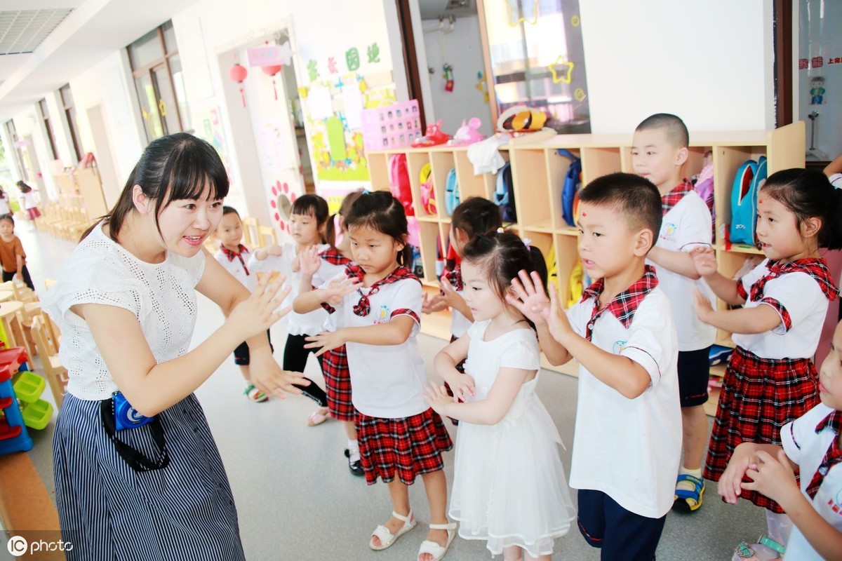 代表建议，让幼师享受教师的同等待遇