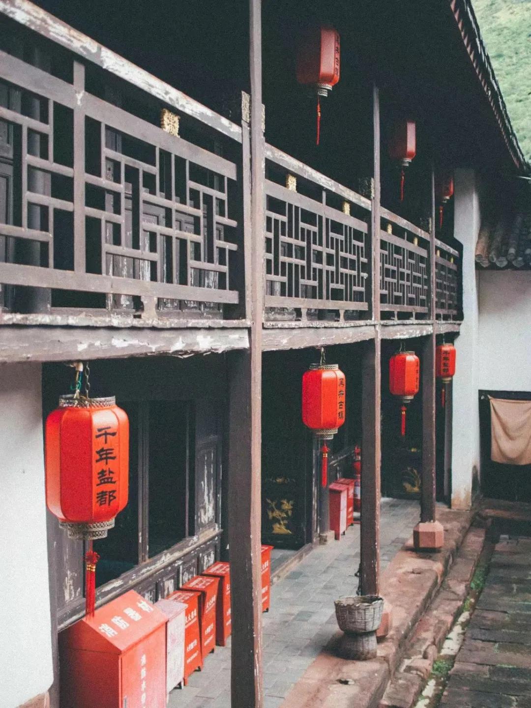 大理卖大龙可爱奶奶走红，一段温馨励志的网红故事