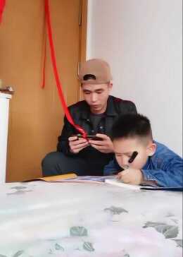 小孩哥撇开作业偷瞄旁边叔叔玩手机怎么办？解决方法全攻略