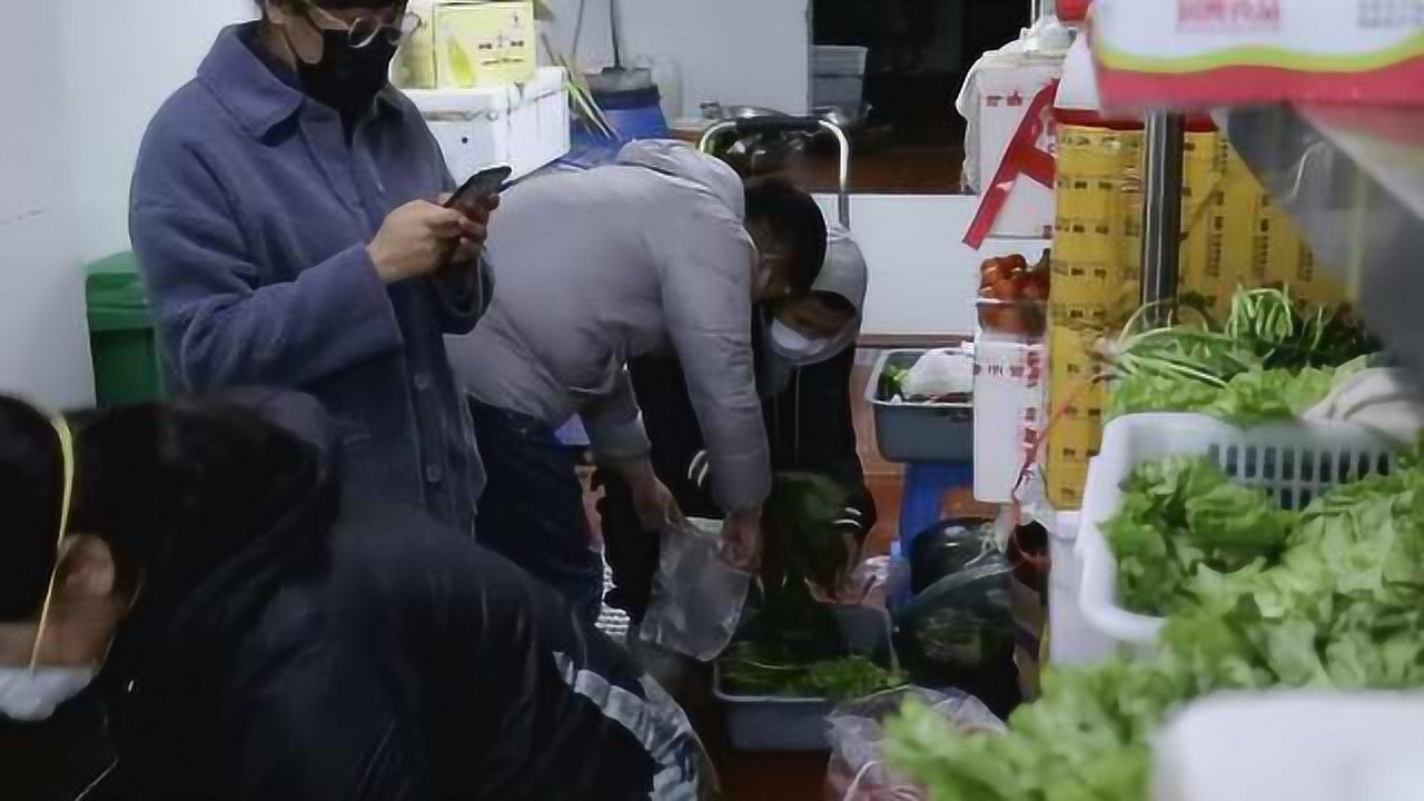 老板送菜后意外得知食客救了自己儿子的感人瞬间