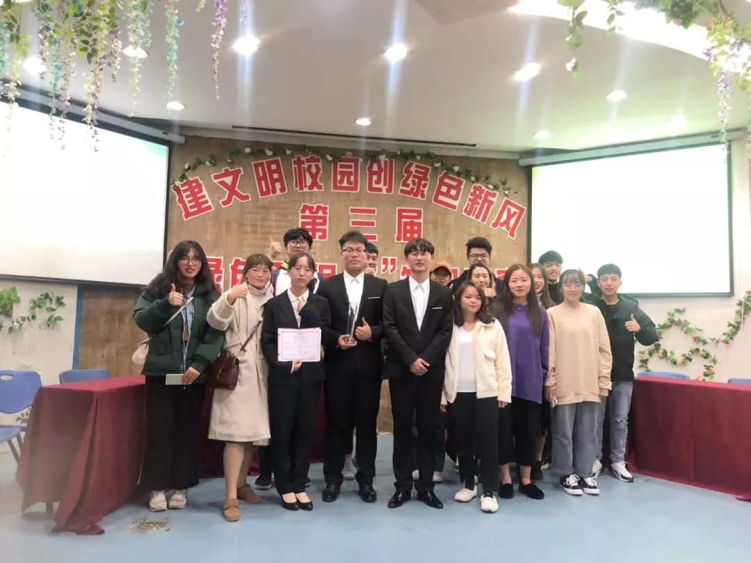 两会期间，他的针灸技艺惊艳众人，300多针的温暖治疗