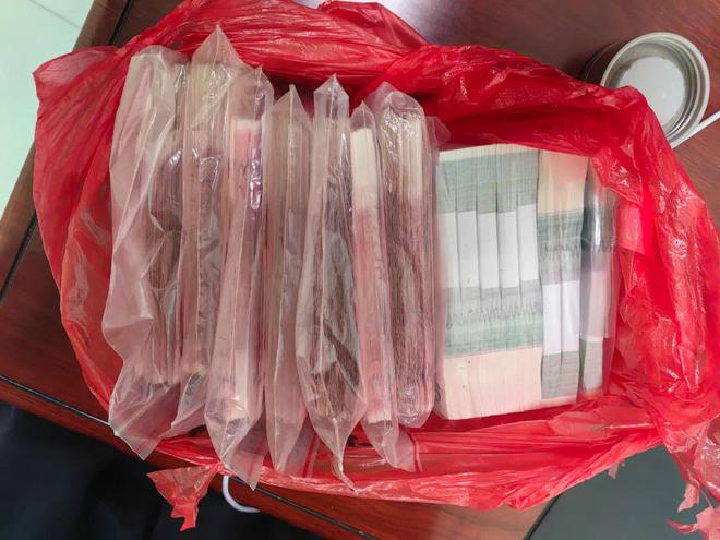米袋里发现10万现金，一则意外的惊喜故事