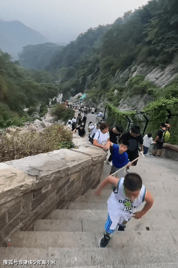 徒手爬泰山的震撼之旅