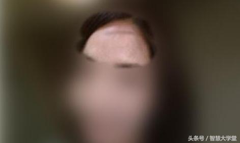 狗狗顶三杯水走路照样稳稳当当