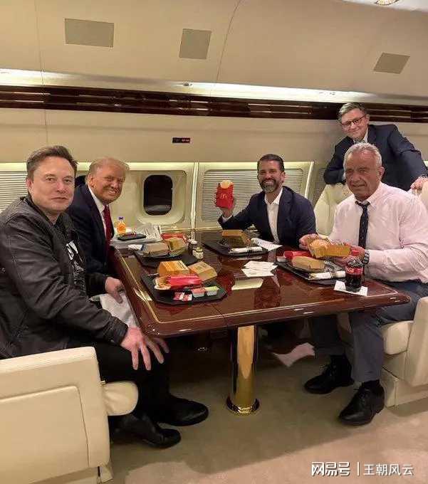特朗普会谈中突然盯上万斯的袜子，一场意料之外的焦点转移
