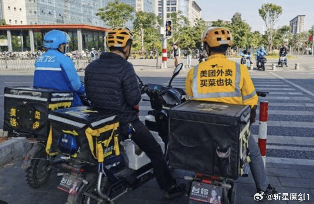 外卖小哥回应两个月赚四万多，辛勤付出背后的故事