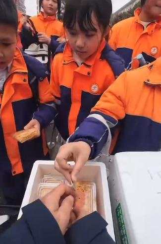 老师校门口卖火鸡面的奇妙故事