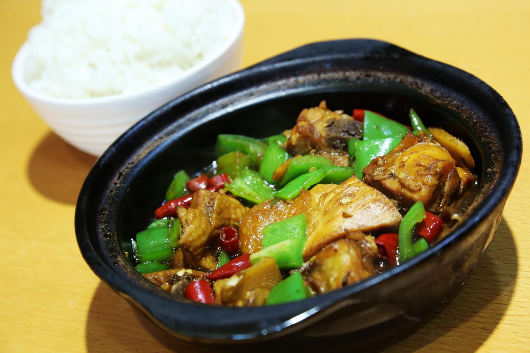 杨铭宇黄焖鸡百科，一道风靡大江南北的美食传奇