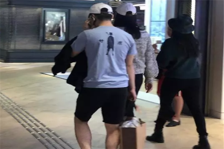 奚梦瑶与婆婆的温馨商场之旅