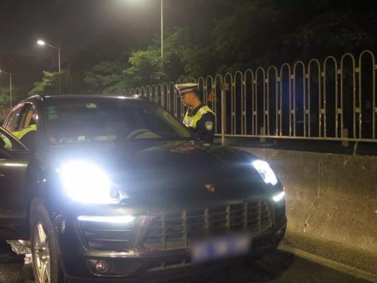 加油逃单的保时捷司机落网，一场速度与正义的较量