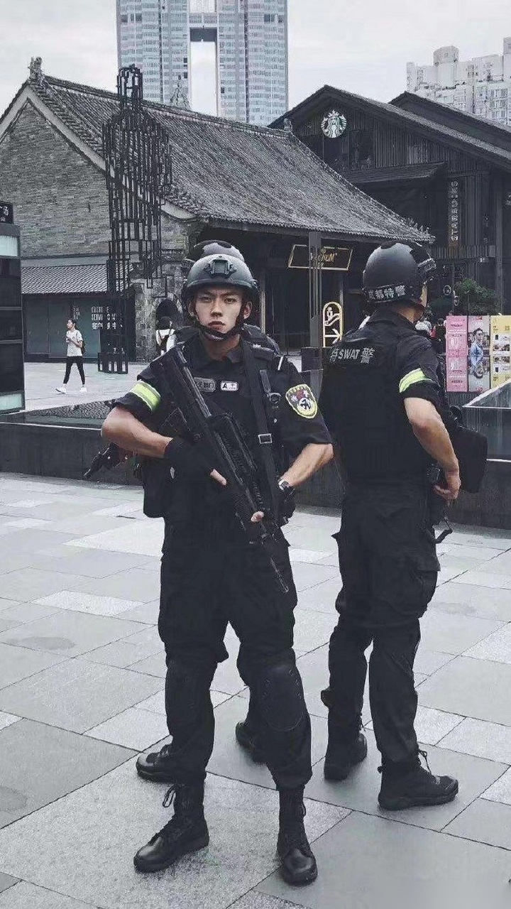 成都太古里的守护者，警察力量在行动