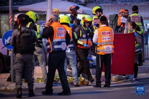 在逃犯开车冲向闹市时，警察开枪将其打死事件分析