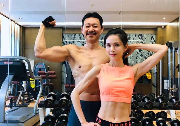 58岁李若彤的素颜腹肌照惊艳时光