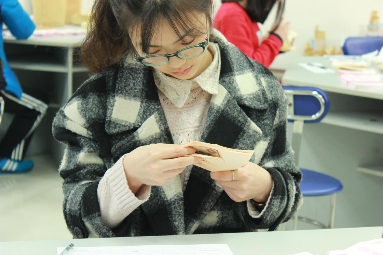 女生展示无影手点钞技能，速度与精准的魅力