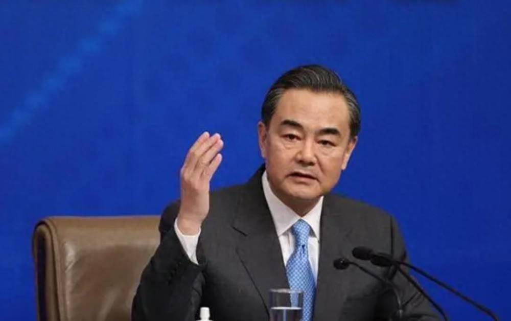 王毅当着石破茂的面谈抗战，历史与未来的对话