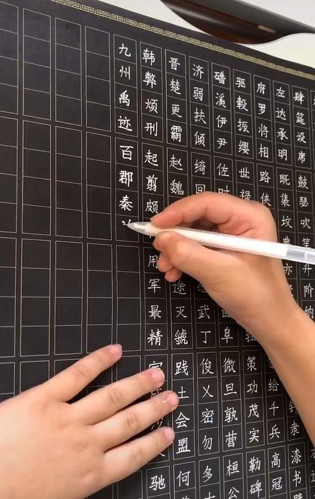 男孩硬笔字迹宛如印刷体，书写之美的新时代诠释