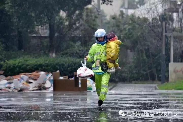 逆风翱翔，21岁背女送外卖的单亲妈妈买房记