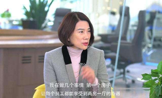 董明珠与员工笑谈风云，企业内外的和谐共鸣