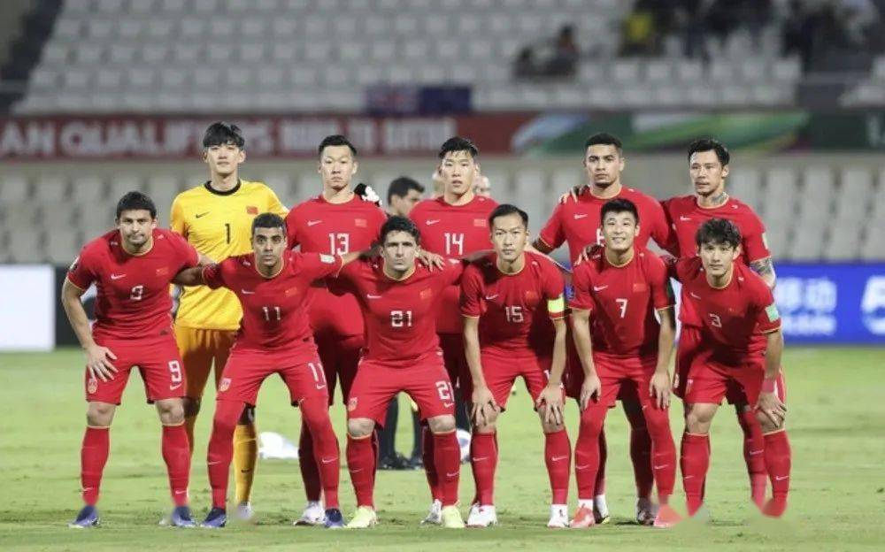国足VS澳大利亚，现场观众人数打破纪录，见证历史时刻！