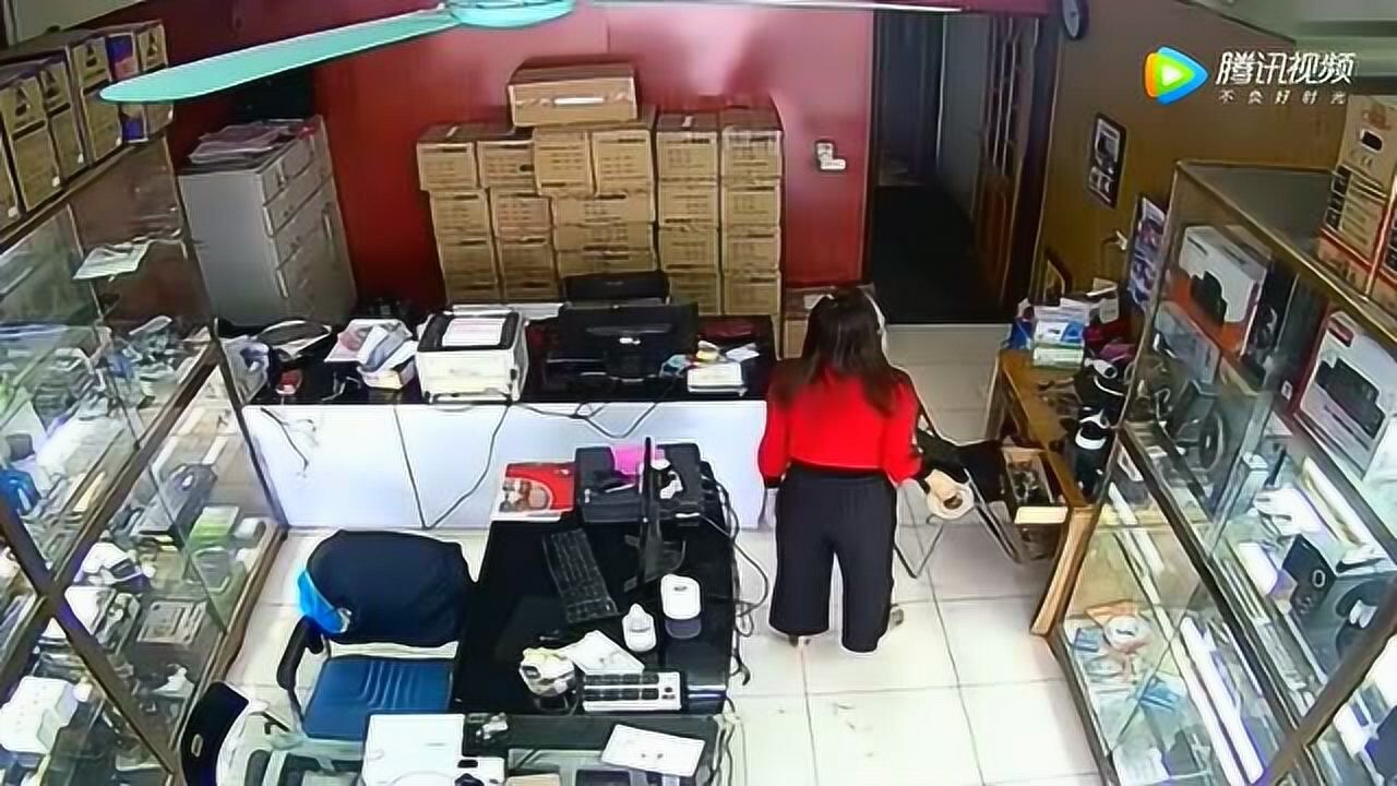 女子进店看电脑，把顾客和店员都熏跑了？探究事件背后的真相