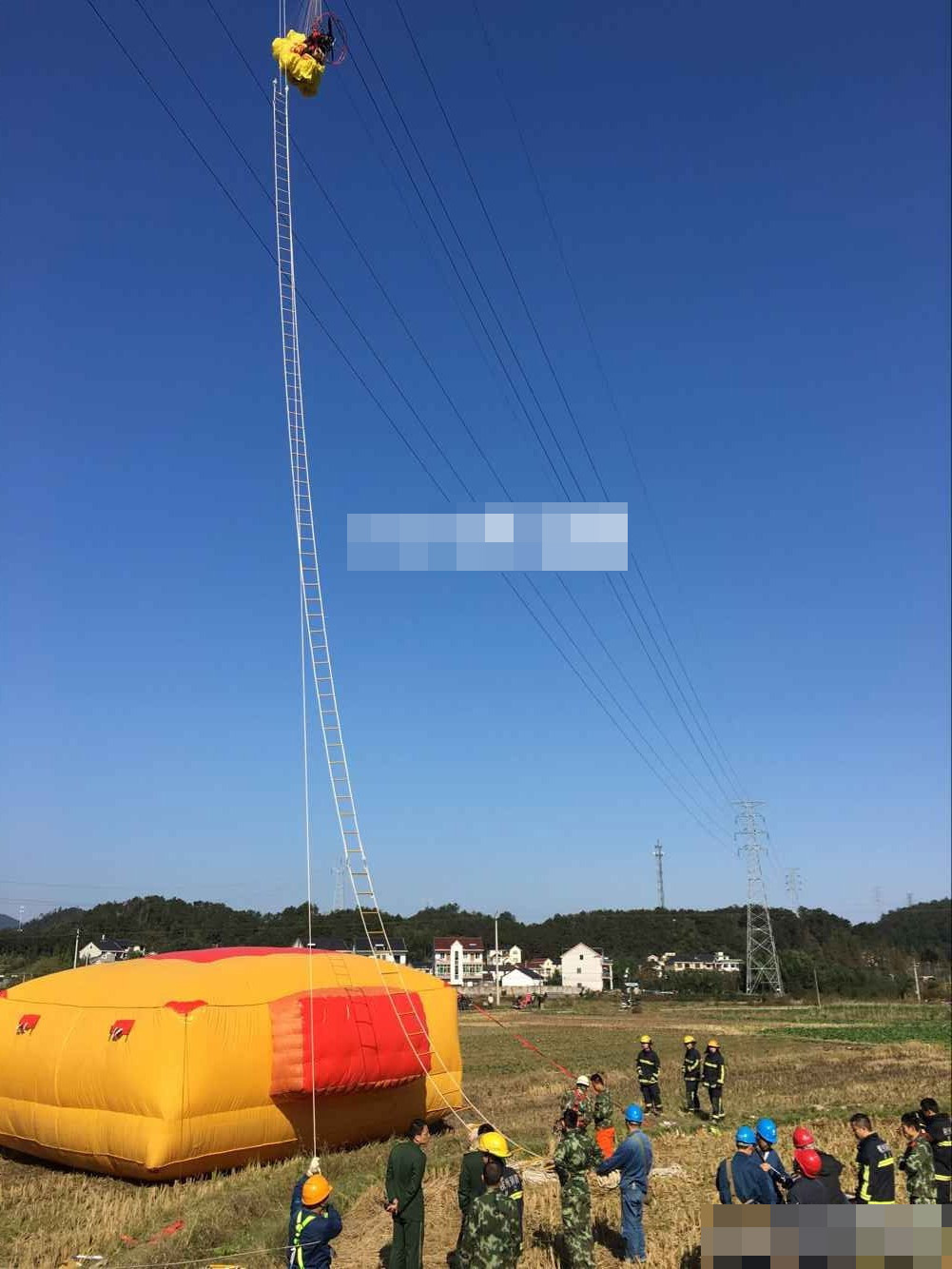 玩滑翔伞遭遇高压线，一次意外的冒险经历