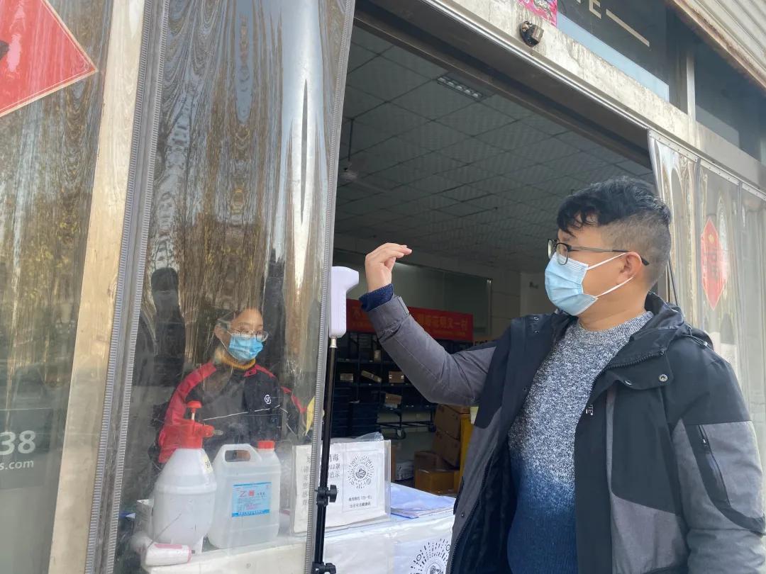 被坠楼砸死的快递员妻子发声，爱与勇气的交织