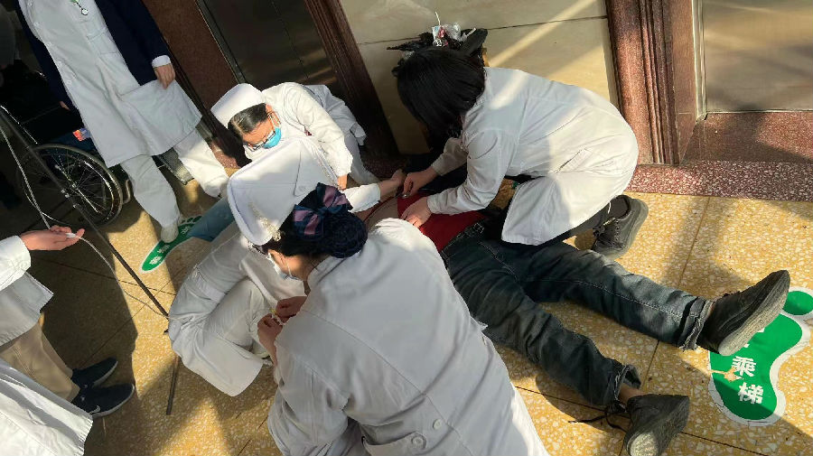 男子倒地抽搐，一对护士夫妻挺身而出
