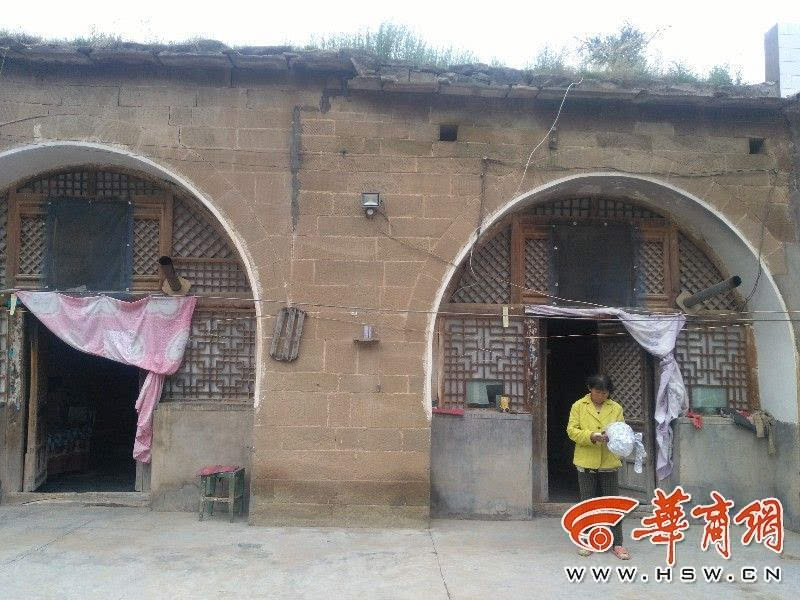 两姐妹花十多万在山沟买窑洞遭遇入住难