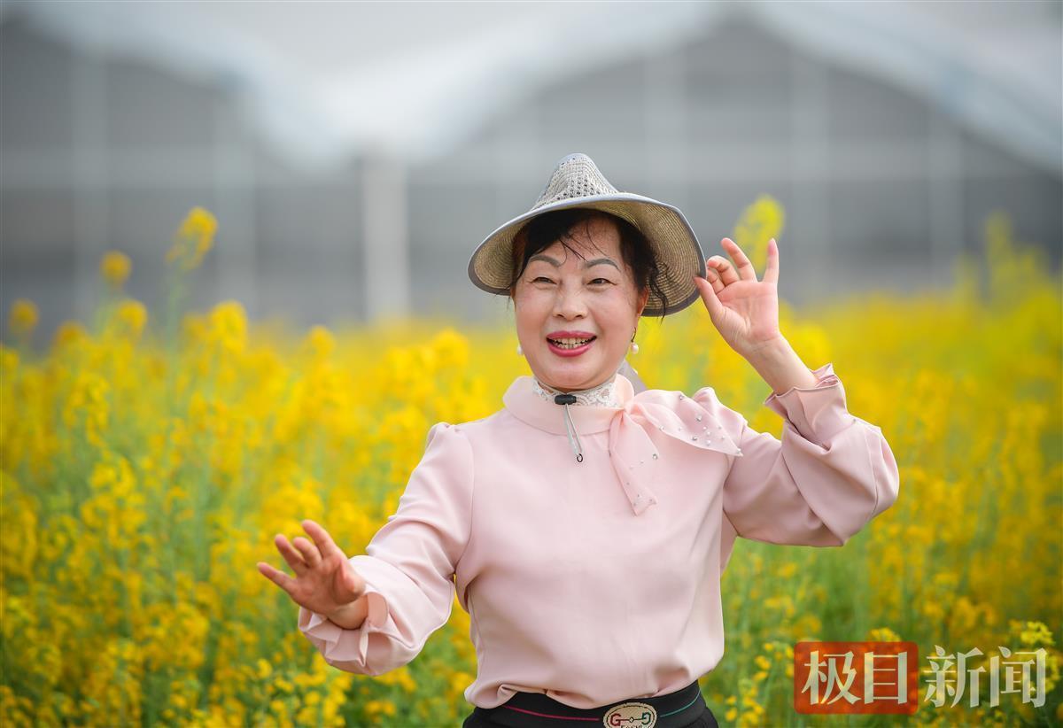 50岁村支书花海跳舞引流，乡村振兴的新风尚