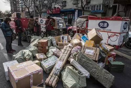 快递员因同一人连收百件包裹报警的背后故事