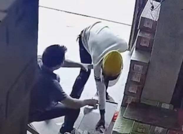 广西一银行门口有人抢钱？假的！