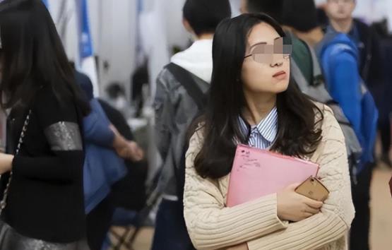 女大学生求职被要求三年不婚五年不育，社会现象的深度解读