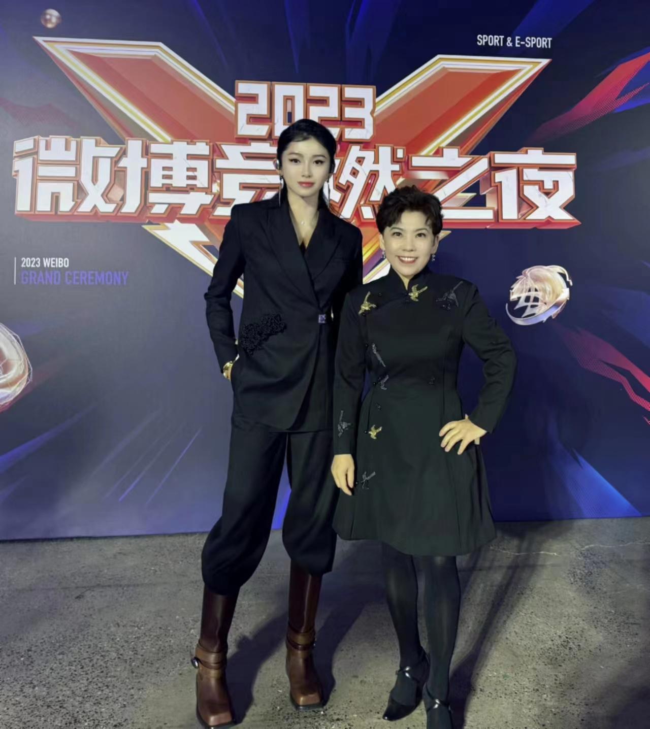 吴艳妮出席活动与蔡依林同框，星光闪耀的时刻