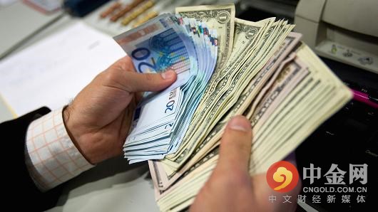 关税转嫁效应下的iPhone新定价，分析师测算接近2300美元