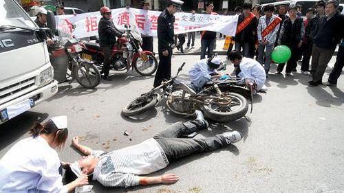 母亲车祸身亡，儿子的悲痛瞬间与无尽思念