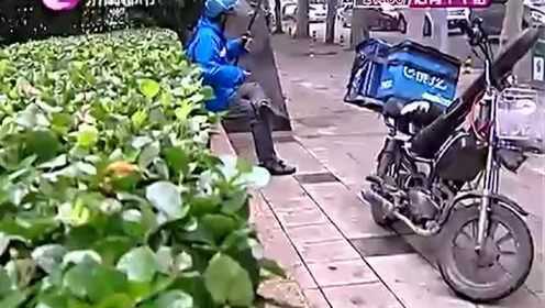 外卖员惊现街头，弹弓挑战电车