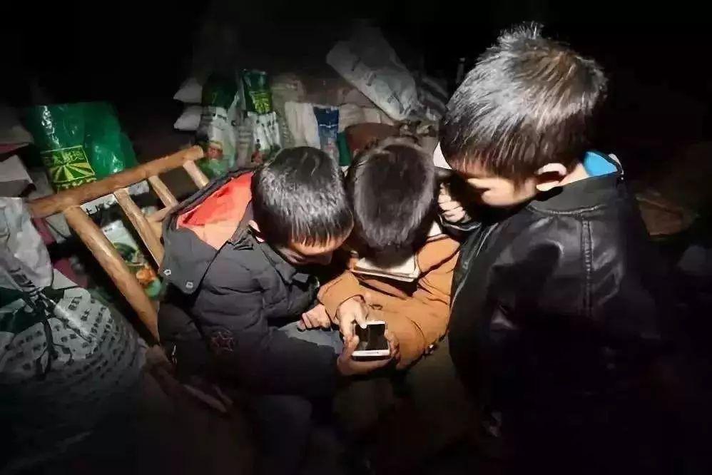 活人被云祭奠6年，访问超4万次，数字时代的荒诞与反思