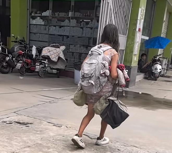 男子路边翻垃圾桶吃剩饭背后的温暖故事，民警送饭显真情