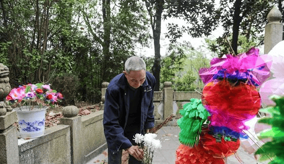 老人替人扫墓七十载，一段绵延世代的情感传承