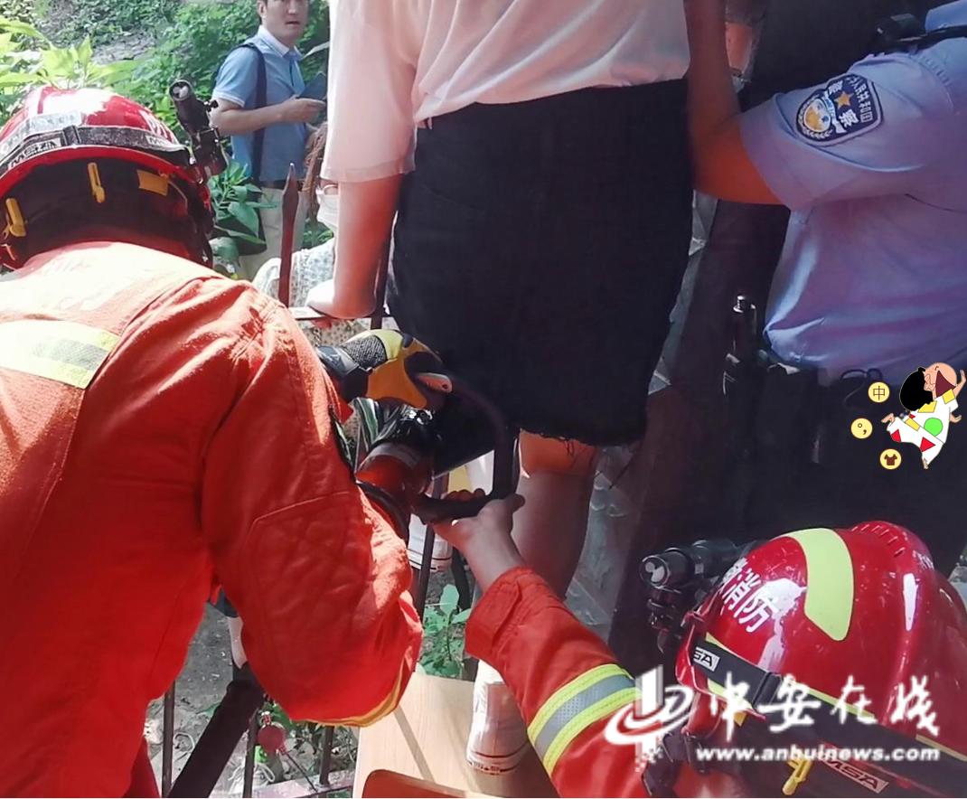 女生的铁栅栏，一种文化现象的多维解读