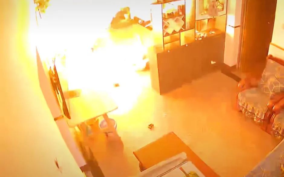 男孩在家做实验引爆炸，网友惊呼楼在震