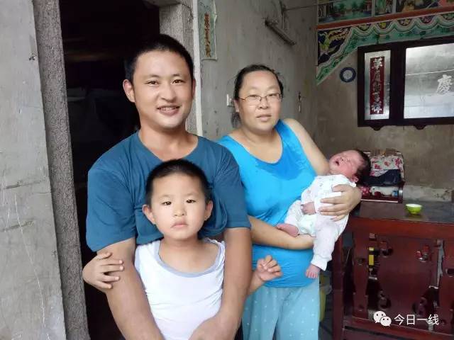 萌娃坐高铁激动不已，妈妈手动闭麦