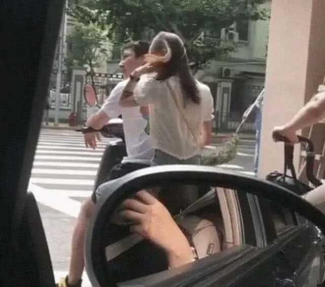 小孩哥偶遇骑友，用力加速拉爆女骑手