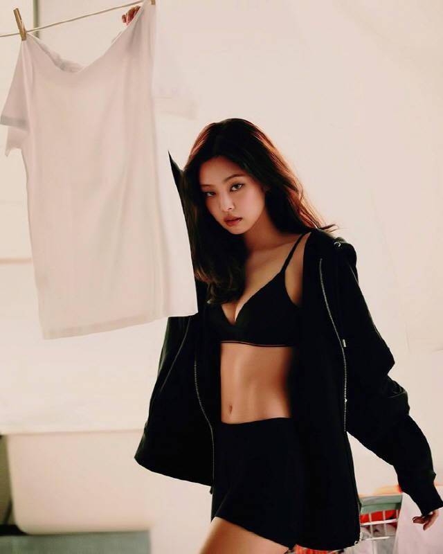 Jennie杂志尺度热议，大胆突破还是时尚前沿的挑战？