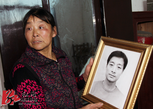 儿子卖房母亲拿老伴遗像阻拦背后的故事
