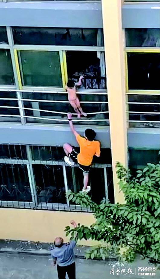 男孩贪玩翻上24楼窗外，一场惊心动魄的冒险之旅